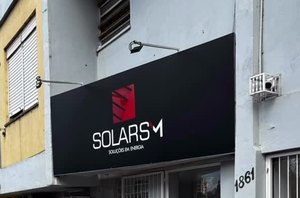 A placa da SolarSM sobre a porta da loja, no número 1861.